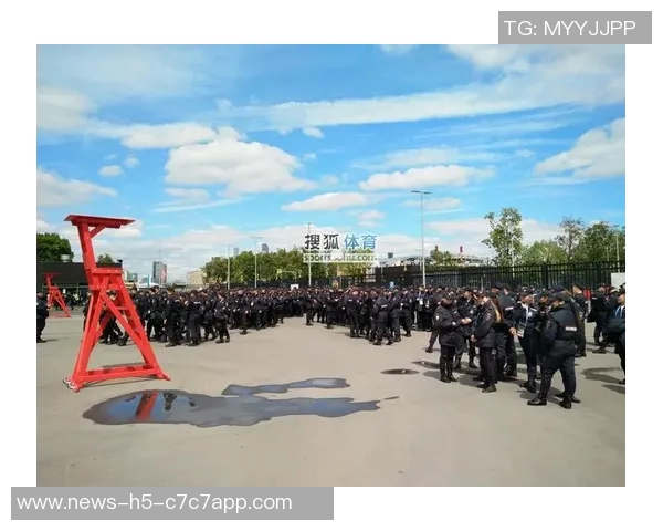 巴萨公开训练课会员持票被拒入场安保措施引发球迷抗议